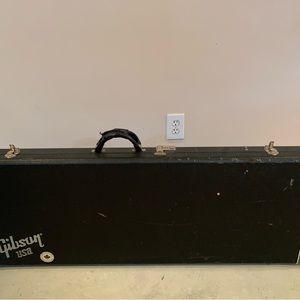 Fender guitar case used outside has scratches inside nice and furry